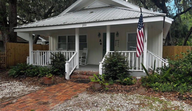 Callaway Cottage nestled under moss draped oaks, pet friendly, across from park
