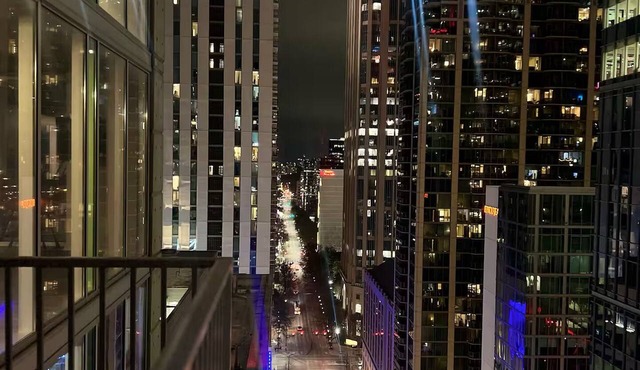 Calm Midtown Sky Suite | City Views + Free Parking