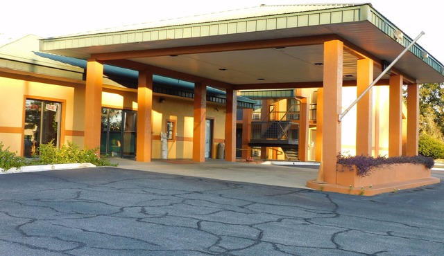 Camilla Inn & Suites