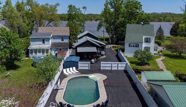 Canadian-owned! Riverfront escape sleeps 12 w/POOL, Hot Tub, Gazebo, Pickleball