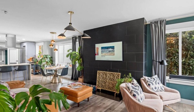 Casa Ballard - Entire Renovated Home with Patio, Deck & Private Basement