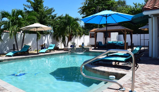 CasaDelray! Your Spacious 5BR Coastal Retreat Just Minutes Away From The BEACH