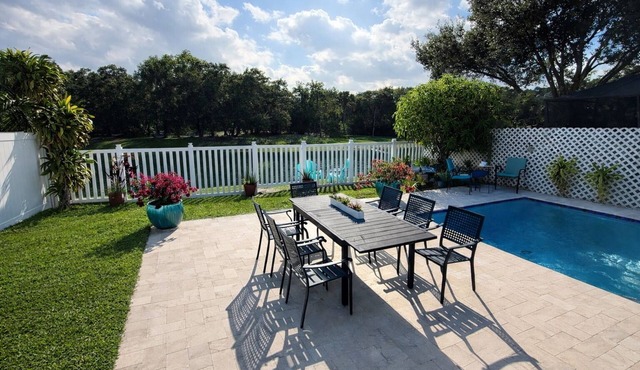 Central Palm Beach Gardens 3BR Townhome, Private Pool, Canal view, near Beach