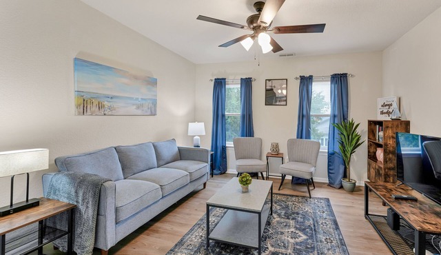 Charming 2-bedroom apartment in delightful Hampton with WiFi, 30+ Day Stay