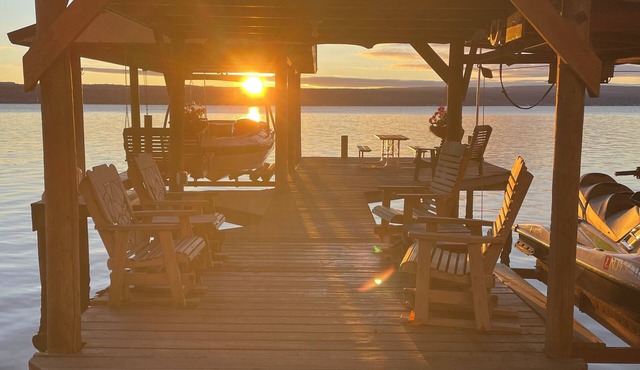 Charming 2-bedroom cottage on Seneca Lake with AC and WiFi in Penn Yan