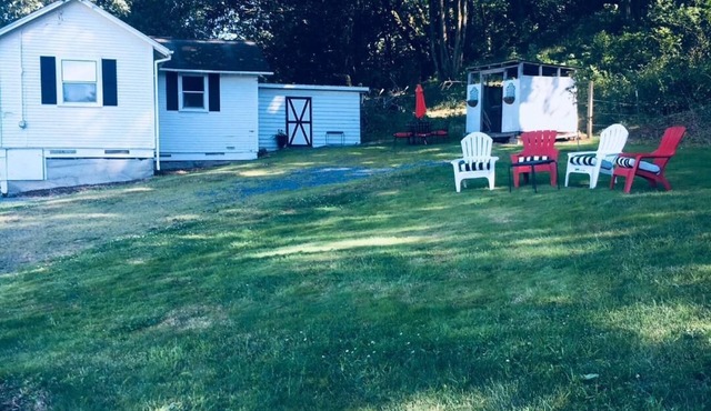 Charming 2-bedroom farmhouse with AC, WiFi in the charming town of Snohomish!