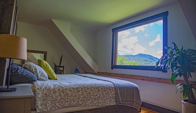 Charming 2-bedroom farmhouse in beautiful Moretown with AMAZING views!