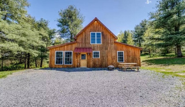 Charming 2-bedroom Wooded Cottage Retreat in the Finger Lakes