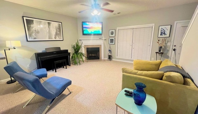 Charming 2-Master Bedroom Townhome with Piano & Free Parking, 5mins to Downtown!