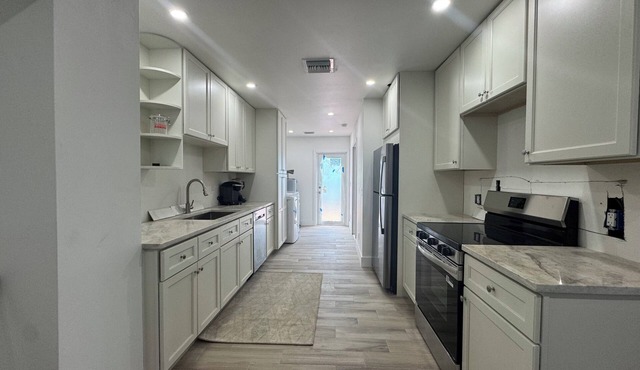 Charming 3-bedroom house with community pool 55+