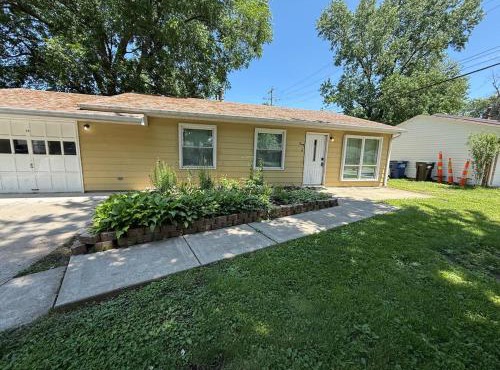 Charming 3 bedroom near shopping Extended stays welcome