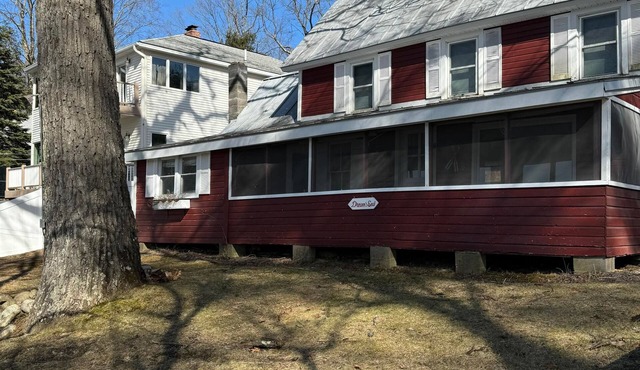 Charming 4-bedroom Lake Front Cabin on Glen Lake