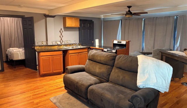 Charming apartment in pleasant Jonesboro with cool AC breeze and fishing access.