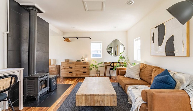 Charming Ballard Cottage Retreat with Cozy Fireplace