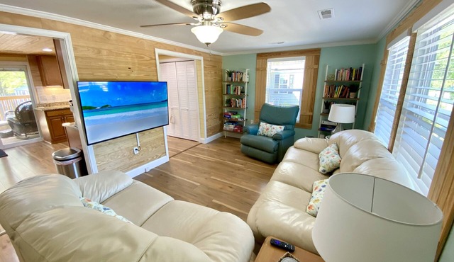 Charming Beach Bungalow: 9 min walk to the Beach