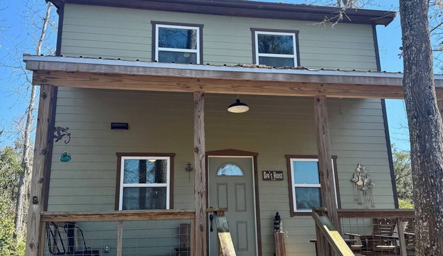 Charming cottage with AC, WiFi, relaxing decks in soothing St. Simons Island