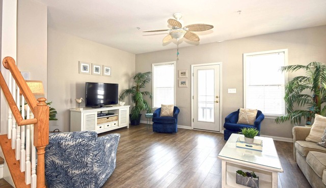Charming luxury 5 Bd townhouse located in the gated community with indoor and outdoor pool, private beach, and free internet