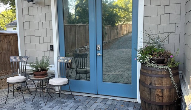 Charming, newly constructed, carriage house located in Marietta Square.