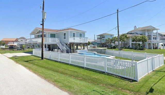 Charming Snowbird Rental with 3 bedrooms 2 Bathrooms in Jamaica Beach, TX