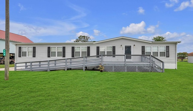 Charming waterfront 3-bedroom house