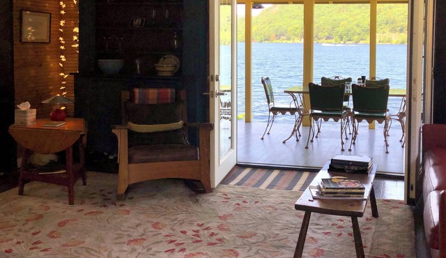 Charming Waterfront 4-bedroom cabin