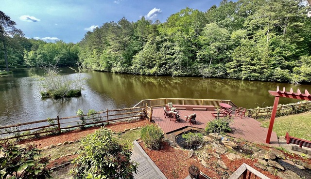 Château Resort on Lake with Pool