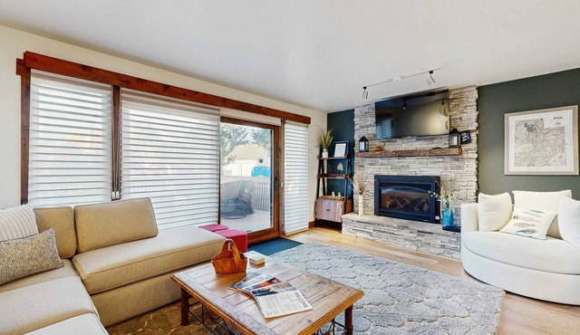 Cheery townhome in Park City with large, furnished deck & private hot tub