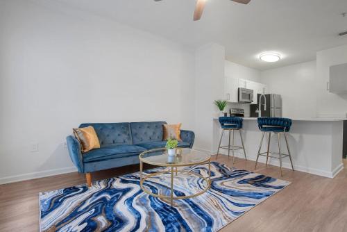 Chic Blue Apt w Patio - 10 mins from Lenox Mall