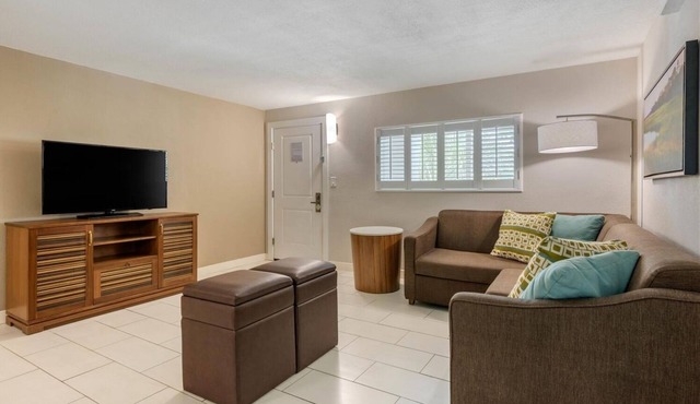Chic Seaside Suite | Onsite Pool | Free Parking | Free Breakfast | Pets Welcome
