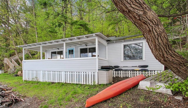 Chipmunk Cottage | Cozy Lakefront Escape