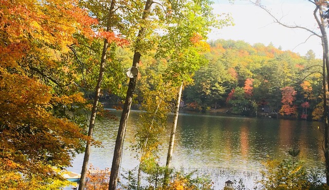 Classic Maine lakeside log cabin fishing-hot tub-kayaks for 8: 3bedrm6 beds2bath