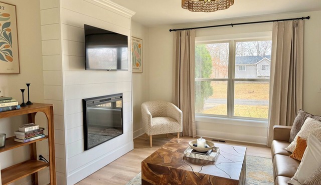 Clean & Comfortable Stay Near Downtown Greenville