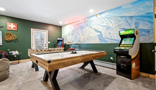 Close to Skiing! HotTub! Game Rm! Sleeps 12!