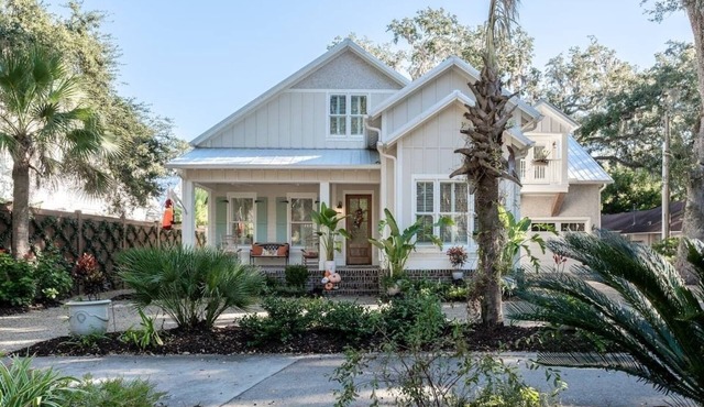 Coastal Luxury Retreat - Private Pool, Walk to the Pier, & Sleeps 16!