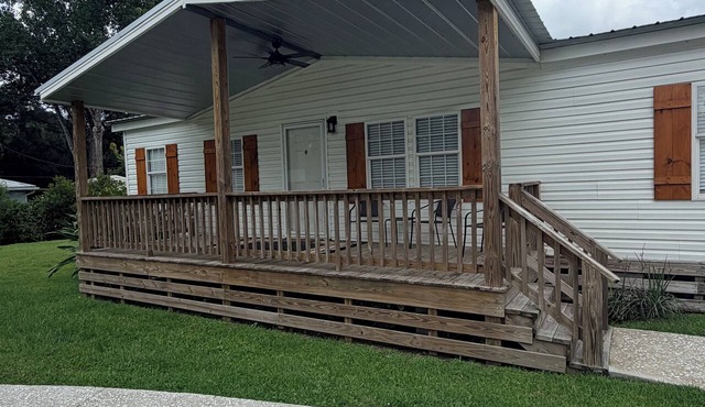 Coastal Retreat one block from boat lift and Hunter's Cafe