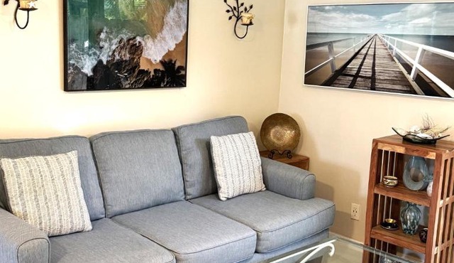 Coastal Townhome in Jupiter 1 mile to beach!