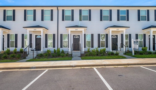 Comfortable and Stylish! Del Carmel 3/3 with pool!