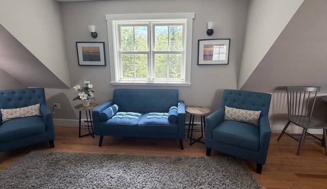 Comfortable Getaway for Two w/Kitchenette - Right in the Heart of Downtown
