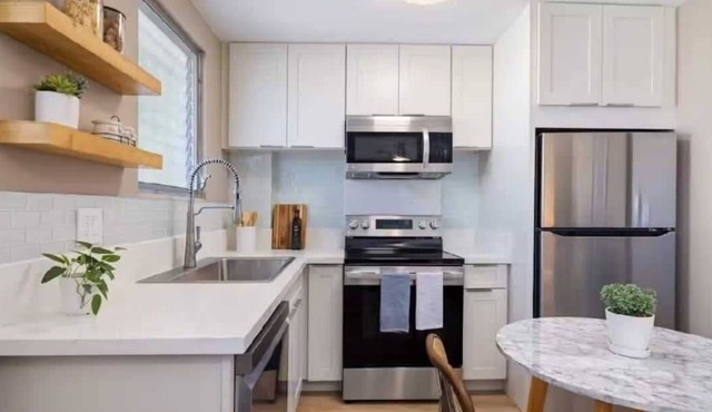 Contemporary & Renovated Honolulu Suite w/AC
