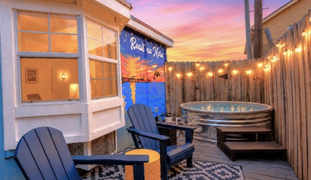 Cowboy Pool Steps to Beach! King Bed Parking + Bikes