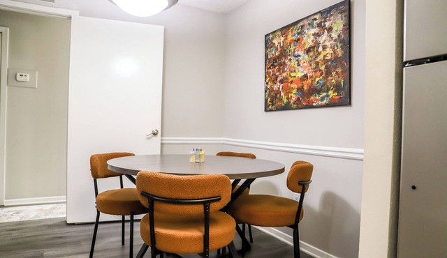 Cozy 1-bedroom apartment in perfect Decatur with pool and gym access. Near Emory