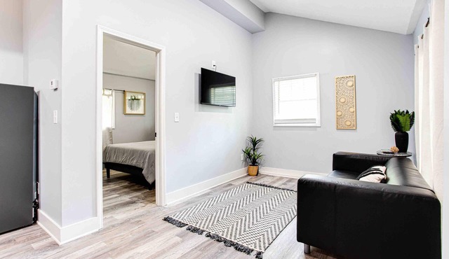 Cozy 1-Bedroom Bungalow in Delightful College Park with AC