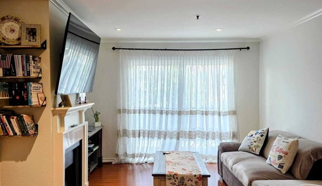 Cozy 1-bedroom condo with AC in brilliant Sherman Oaks, LA. Great Location!
