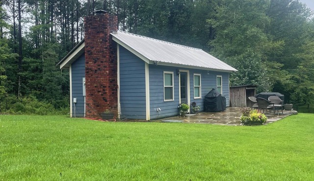 Cozy 1-bedroom peaceful pond cabin minutes from town