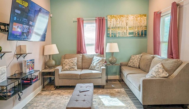 Cozy 4BR with Porch, King Bed Near Mercedez Benz & Downtown, Pet Friendly