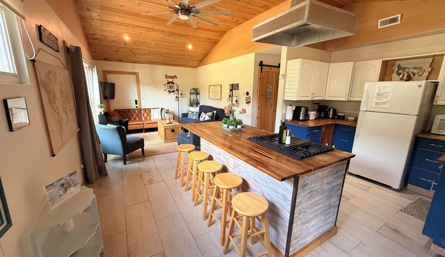 Cozy Beach Cottage - Oceanview Walk To The Beach & Pet Friendly