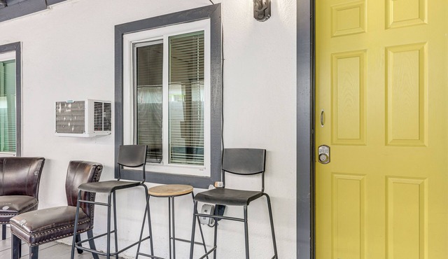 Cozy & Convenient Condo in Compton, Pets Welcome!