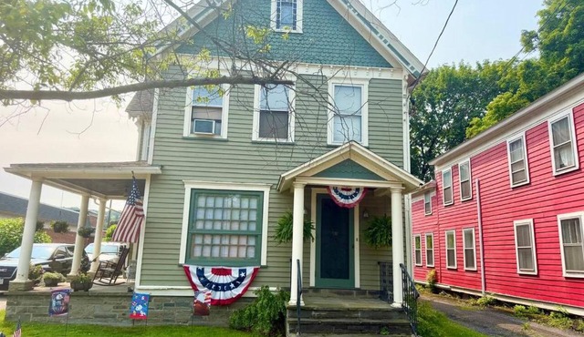 Cozy Downtown Retreat Sleeps 4 Walk to Downtown