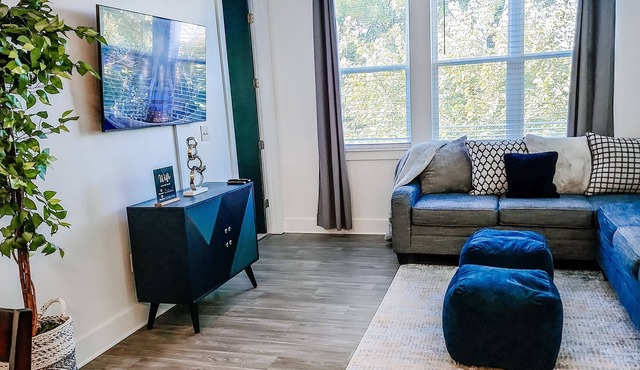 Cozy Loft in Buckhead: Seconds off I-85