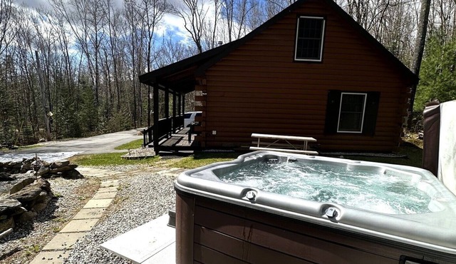 Cozy, peaceful cabin retreat with hot tub